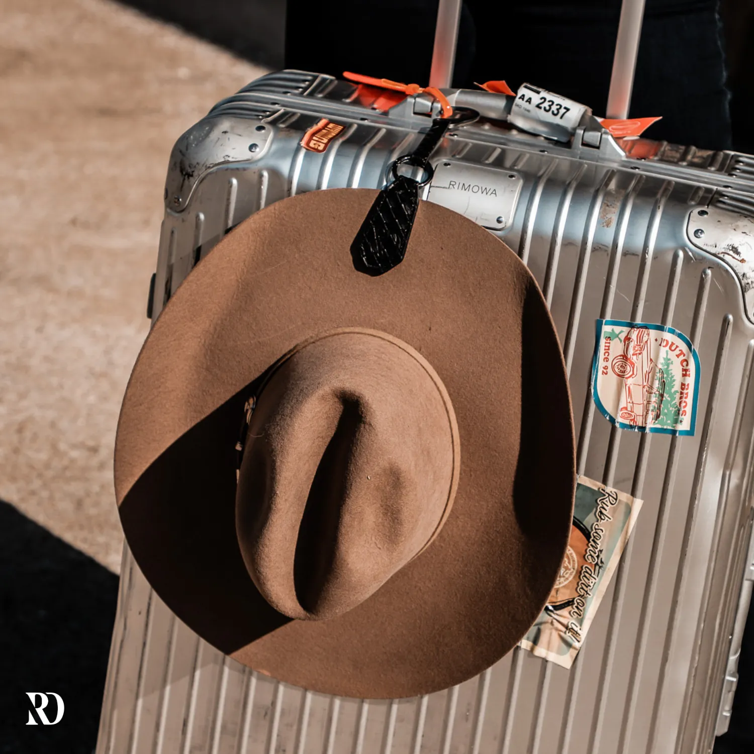 MAGNETIC HAT HOLDER